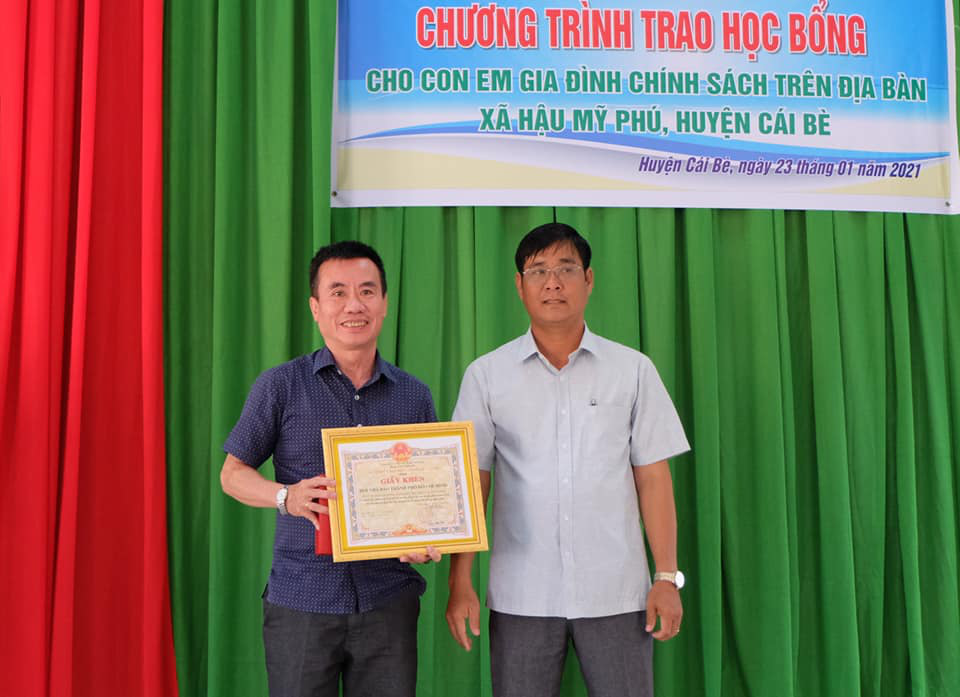 Hơn 200 suất học bổng được trao cho con em gia đ&igrave;nh ch&iacute;nh s&aacute;ch - Ảnh 1.