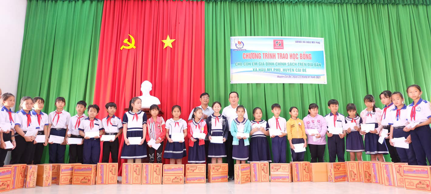 Hơn 200 suất học bổng được trao cho con em gia đ&igrave;nh ch&iacute;nh s&aacute;ch - Ảnh 4.
