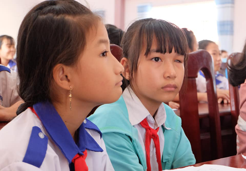 Hơn 200 suất học bổng được trao cho con em gia đ&igrave;nh ch&iacute;nh s&aacute;ch - Ảnh 5.