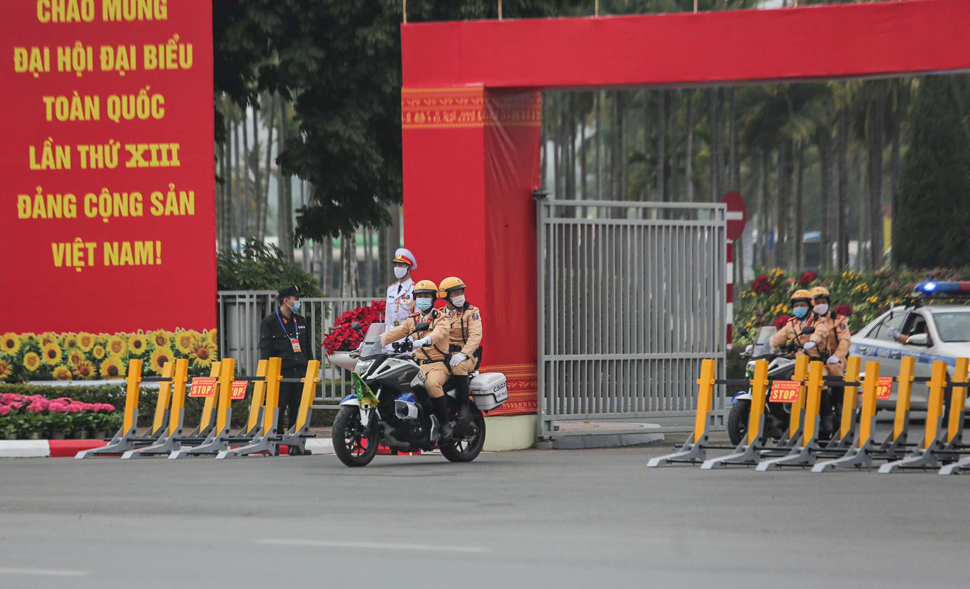Cận cảnh c&ocirc;ng t&aacute;c bảo đảm an ninh thắt chặt trong ng&agrave;y đầu ti&ecirc;n diễn ra Đại hội XIII - Ảnh 8.