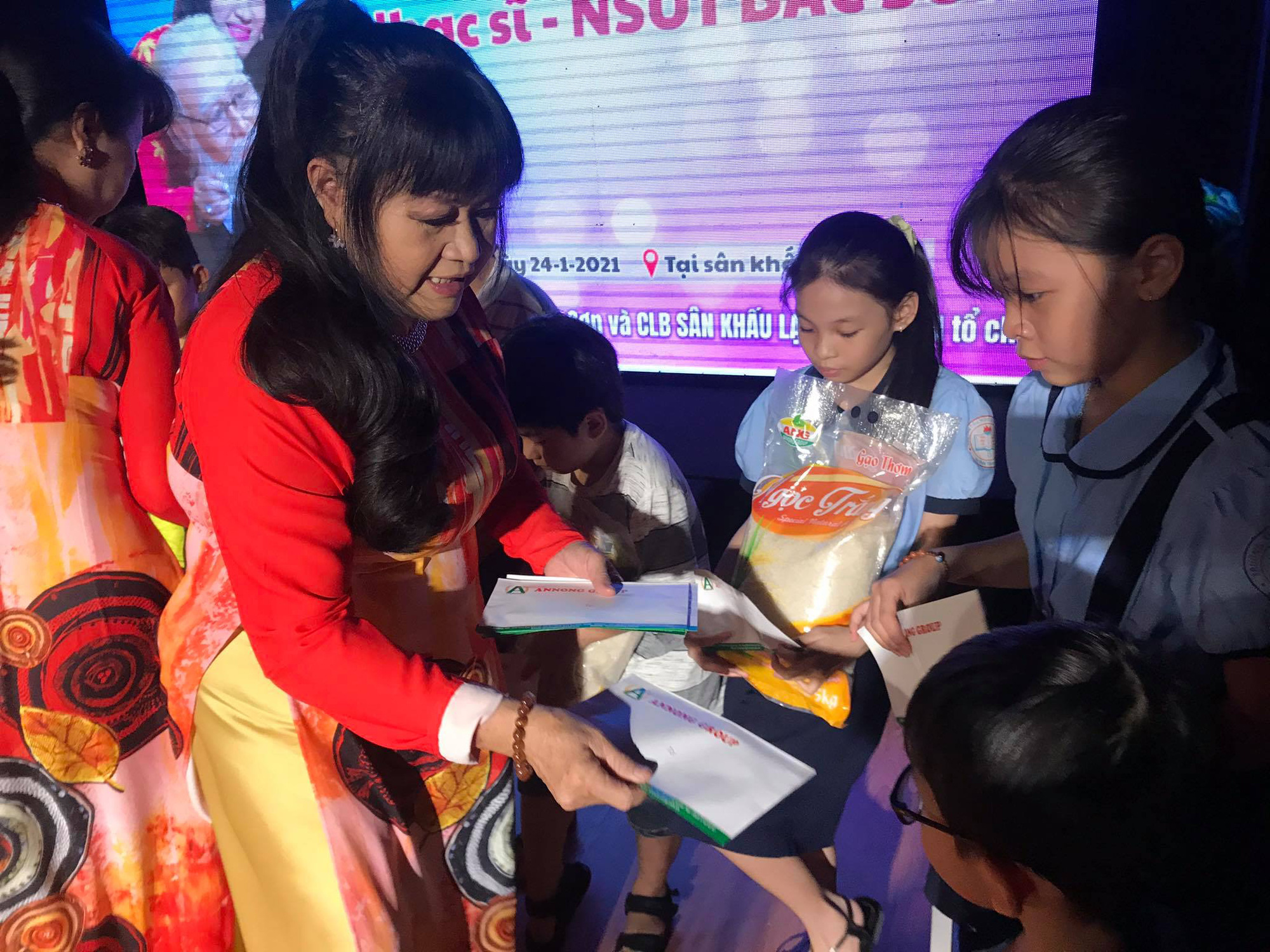 Cuối năm, hai học bổng nghệ sĩ trao tặng con em công nhân sân khấu - Ảnh 4.