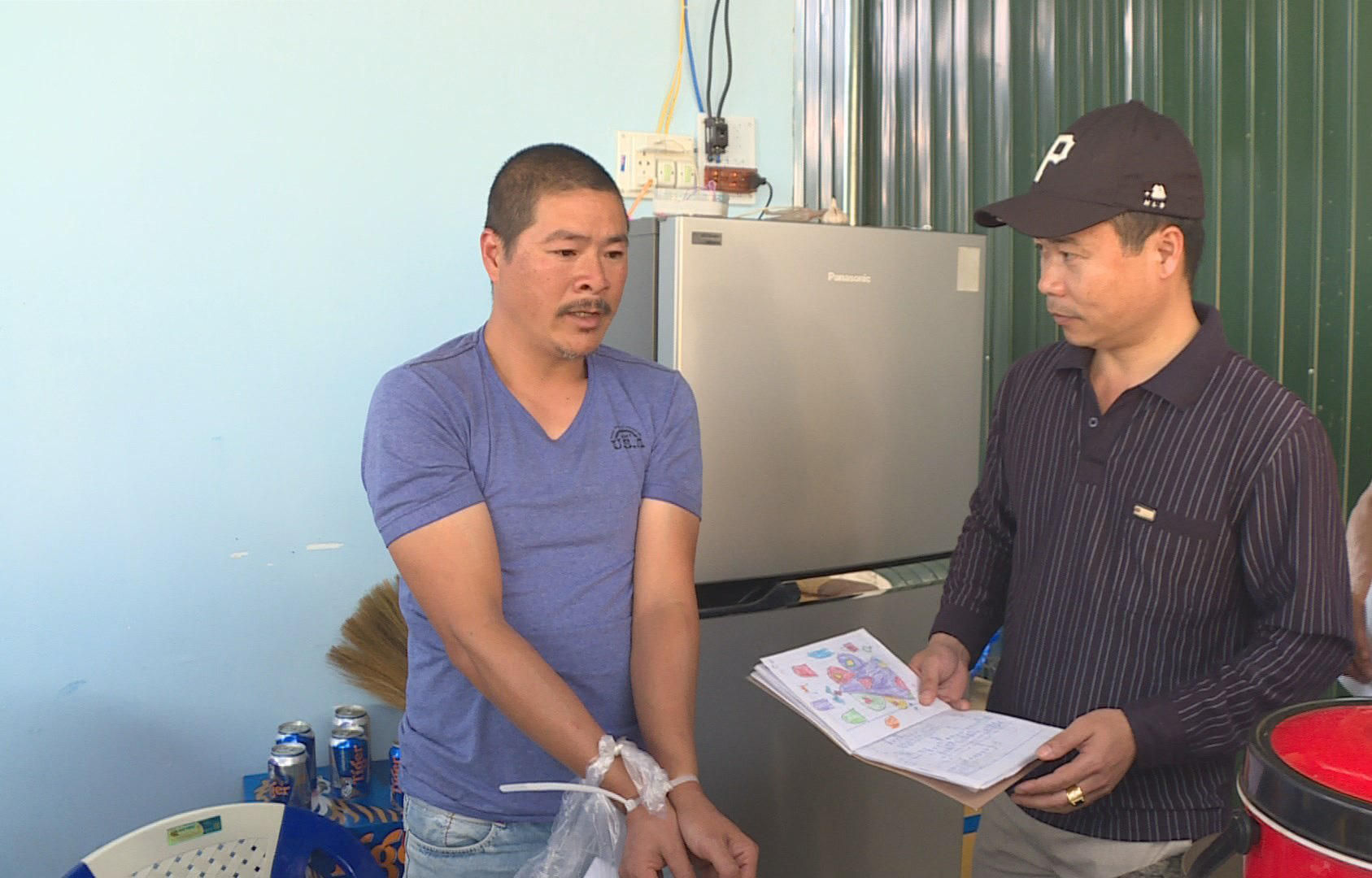 Trường gà chuyện cá cược bằng bia và thuốc lá - Ảnh 3.