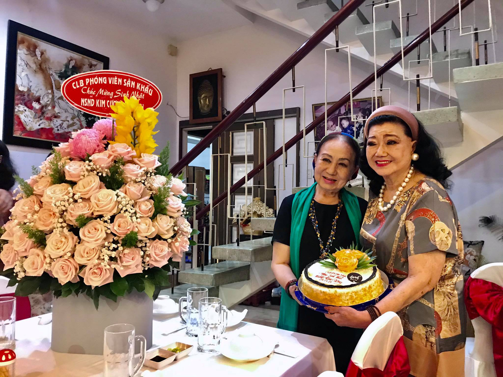 Kỳ nữ Kim Cương tự thưởng sinh nhật bằng chương tr&igrave;nh Nghệ sĩ tri &acirc;m - Ảnh 2.