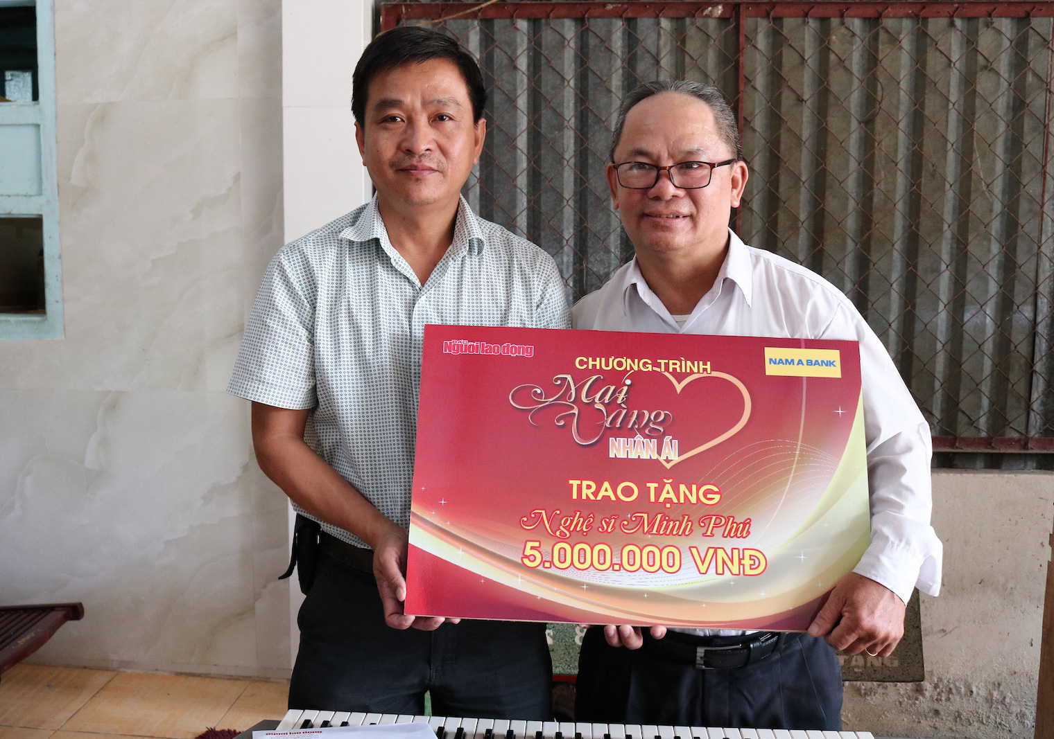 "Mai Vàng nhân ái" thăm nghệ nhân Ngô Minh Phú và NS Phương Anh