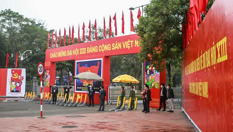 Cận cảnh c&ocirc;ng t&aacute;c bảo đảm an ninh thắt chặt trong ng&agrave;y đầu ti&ecirc;n diễn ra Đại hội XIII - Ảnh 2.
