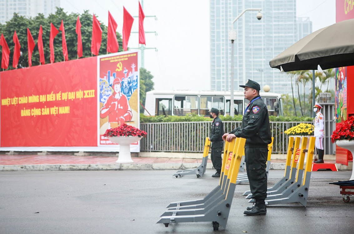 Cận cảnh c&ocirc;ng t&aacute;c bảo đảm an ninh thắt chặt trong ng&agrave;y đầu ti&ecirc;n diễn ra Đại hội XIII - Ảnh 5.