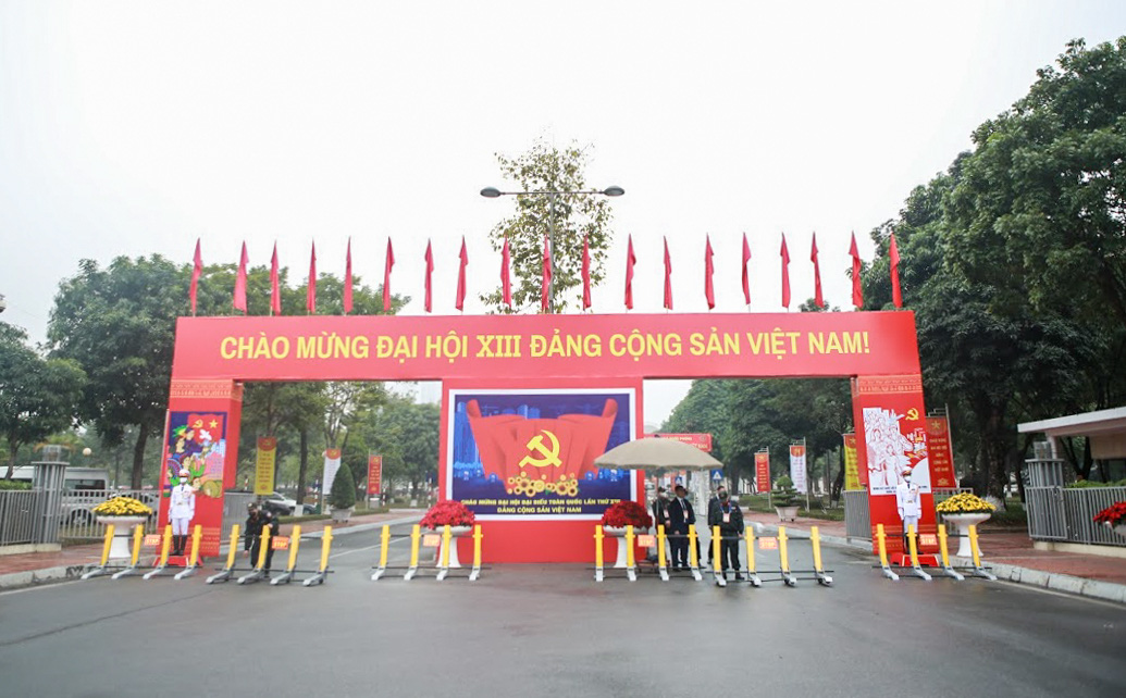 Cận cảnh c&ocirc;ng t&aacute;c bảo đảm an ninh thắt chặt trong ng&agrave;y đầu ti&ecirc;n diễn ra Đại hội XIII - Ảnh 1.