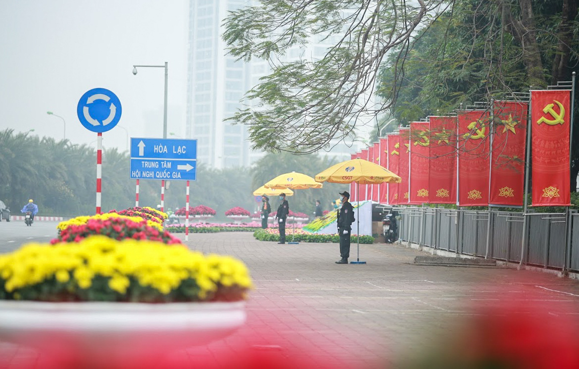 Cận cảnh c&ocirc;ng t&aacute;c bảo đảm an ninh thắt chặt trong ng&agrave;y đầu ti&ecirc;n diễn ra Đại hội XIII - Ảnh 13.