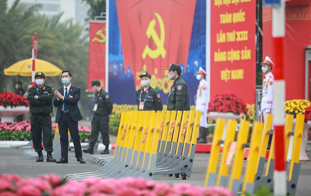 Cận cảnh c&ocirc;ng t&aacute;c bảo đảm an ninh thắt chặt trong ng&agrave;y đầu ti&ecirc;n diễn ra Đại hội XIII - Ảnh 14.