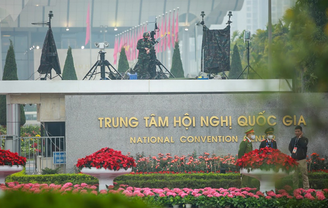 Cận cảnh c&ocirc;ng t&aacute;c bảo đảm an ninh thắt chặt trong ng&agrave;y đầu ti&ecirc;n diễn ra Đại hội XIII - Ảnh 6.