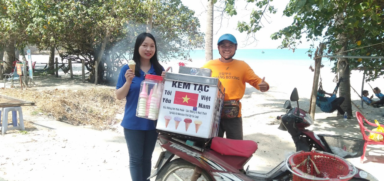 Người đàn ông bán kem truyền cảm hứng về tình yêu biển đảo