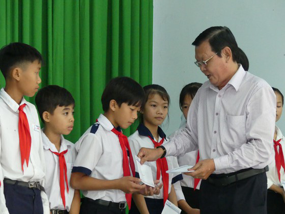 Báo SGGP tặng học bổng cho 100 học sinh nghèo, khó khăn ở huyện Tân Biên