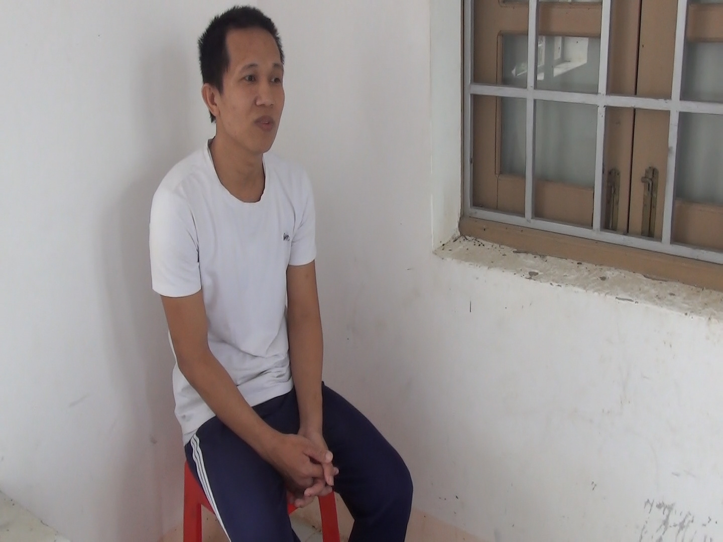 CLIP: Đánh bạc cùng nhóm đàn ông, 1 phụ nữ bị “đè” cướp tài sản - Ảnh 4.