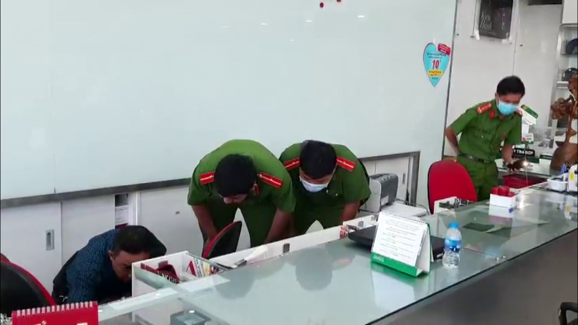 CLIP: C&ocirc;ng an cảnh b&aacute;o thủ đoạn trộm đột nhập cửa h&agrave;ng xe m&aacute;y - Ảnh 4.