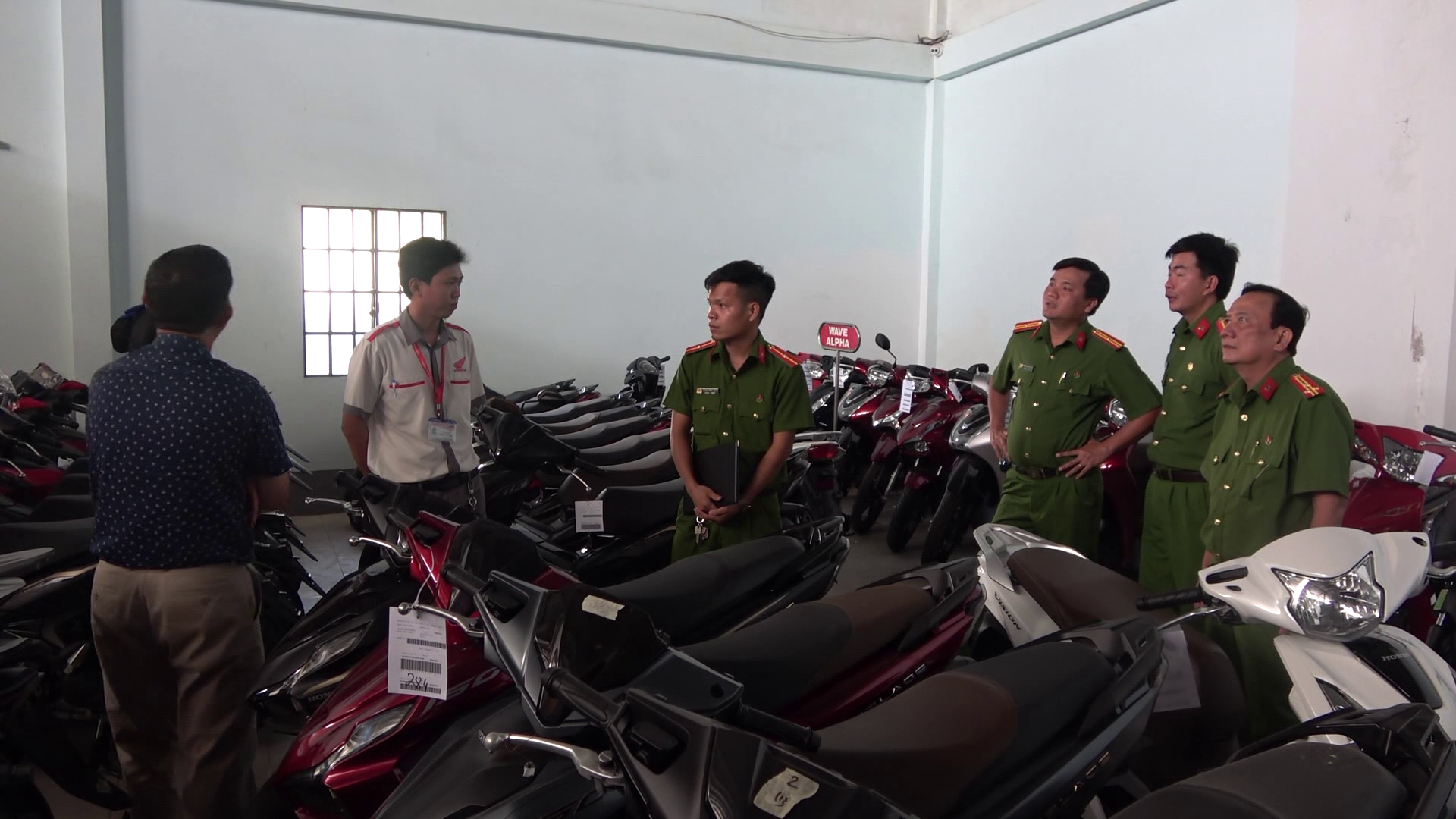 CLIP: C&ocirc;ng an cảnh b&aacute;o thủ đoạn trộm đột nhập cửa h&agrave;ng xe m&aacute;y - Ảnh 5.