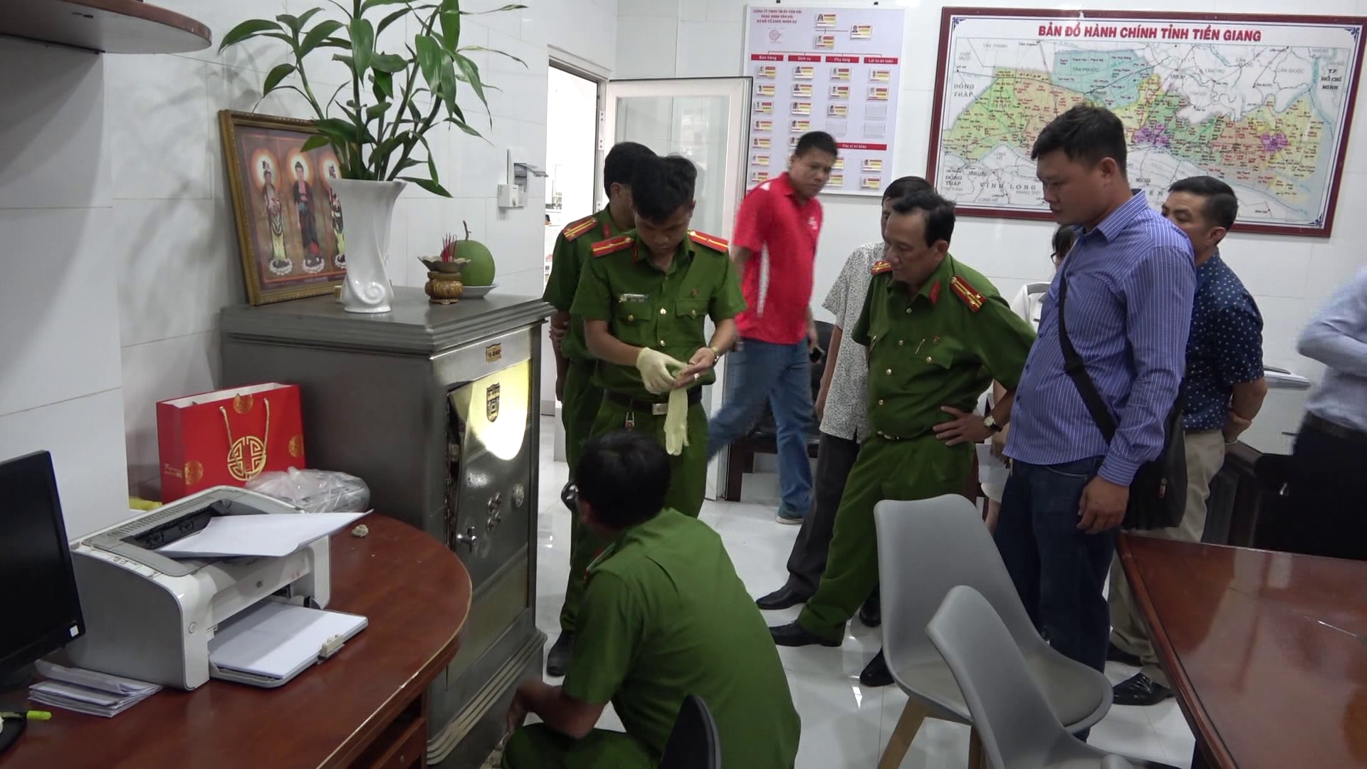 CLIP: C&ocirc;ng an cảnh b&aacute;o thủ đoạn trộm đột nhập cửa h&agrave;ng xe m&aacute;y - Ảnh 3.