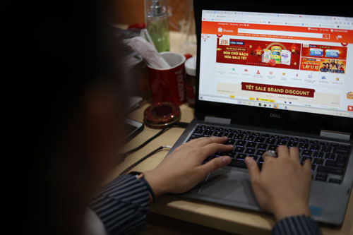 Chợ mạng đầy ngập h&agrave;ng Tết - Ảnh 1.
