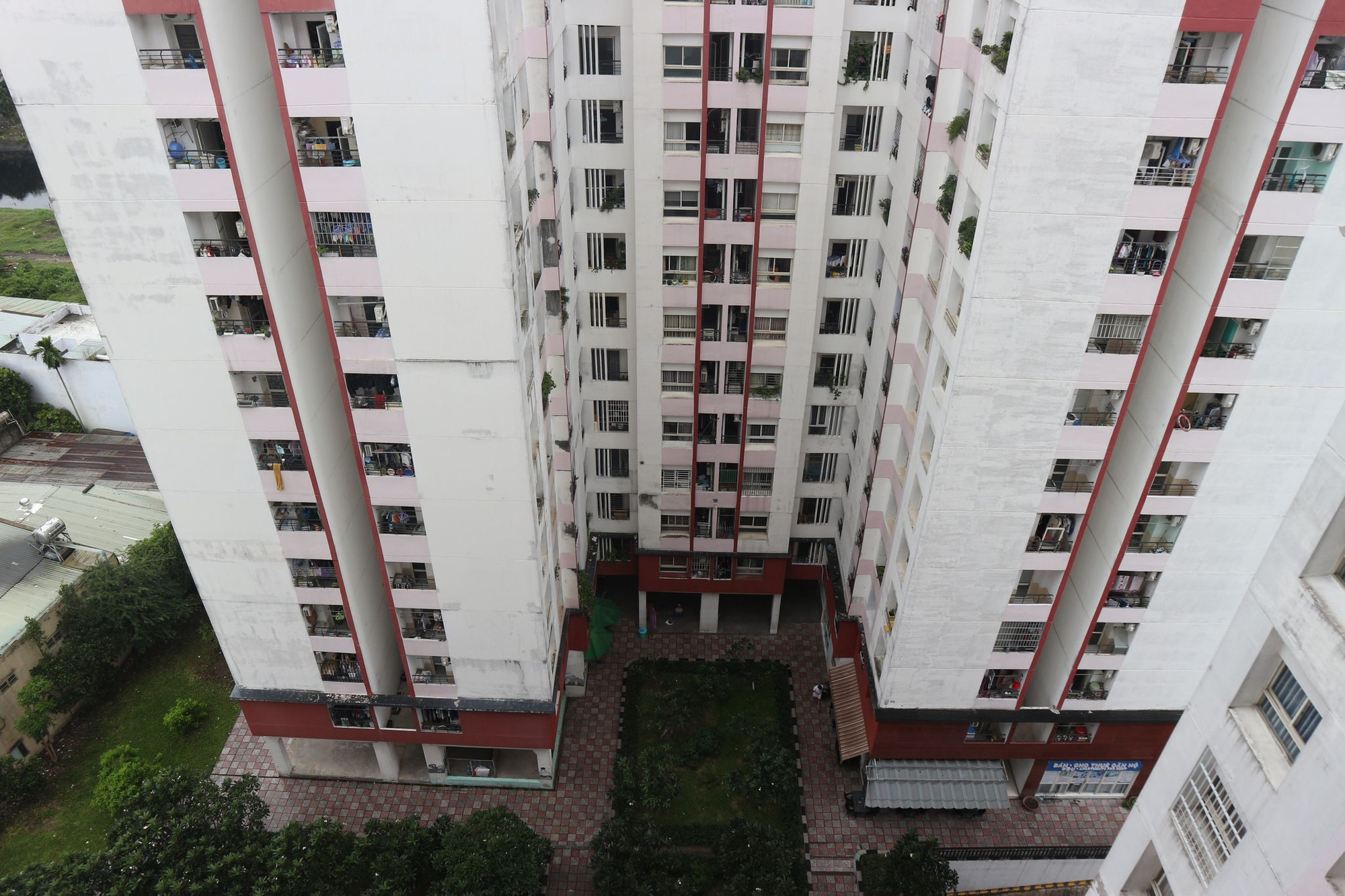 Nam sinh cấp 3 rơi lầu, nằm bất động dưới s&acirc;n chung cư Th&aacute;i An 4, quận 12 - Ảnh 1.