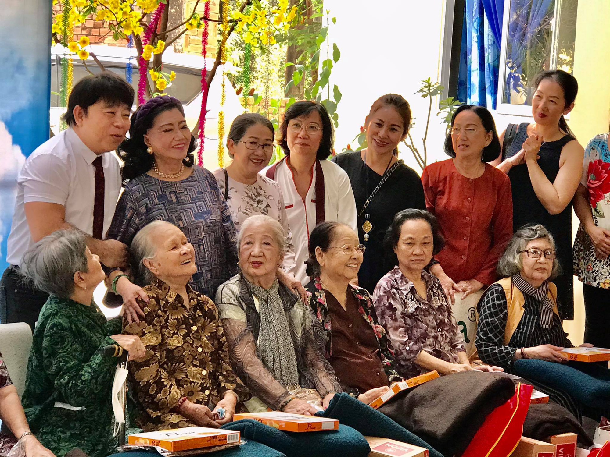 NSND Kim Cương mang Tết sớm đến Khu dưỡng lão Nghệ sĩ - Ảnh 5.