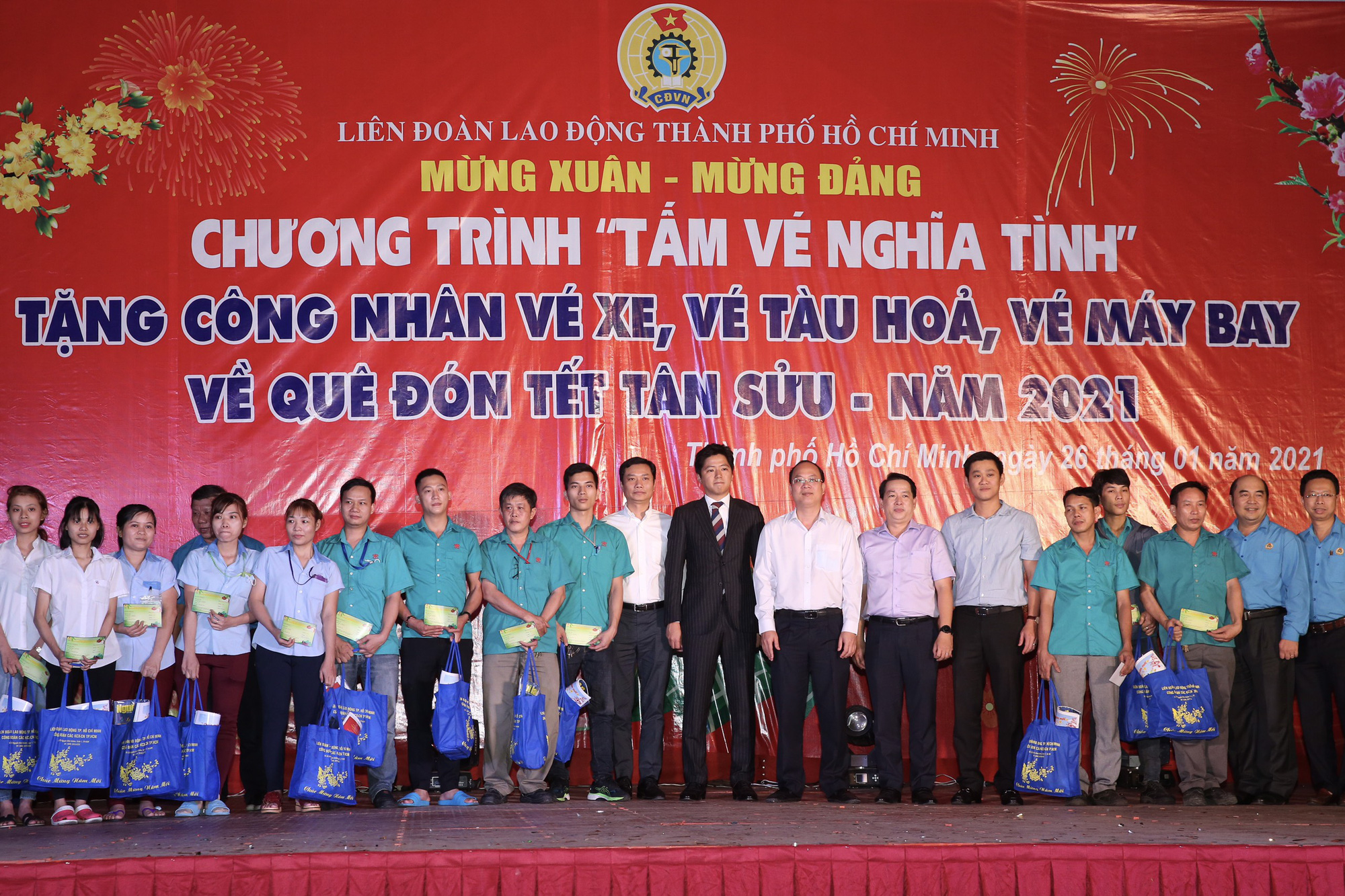 Ấm &aacute;p chương tr&igrave;nh Tấm v&eacute; nghĩa t&igrave;nh hỗ trợ c&ocirc;ng nh&acirc;n về qu&ecirc; đ&oacute;n Tết - Ảnh 11.