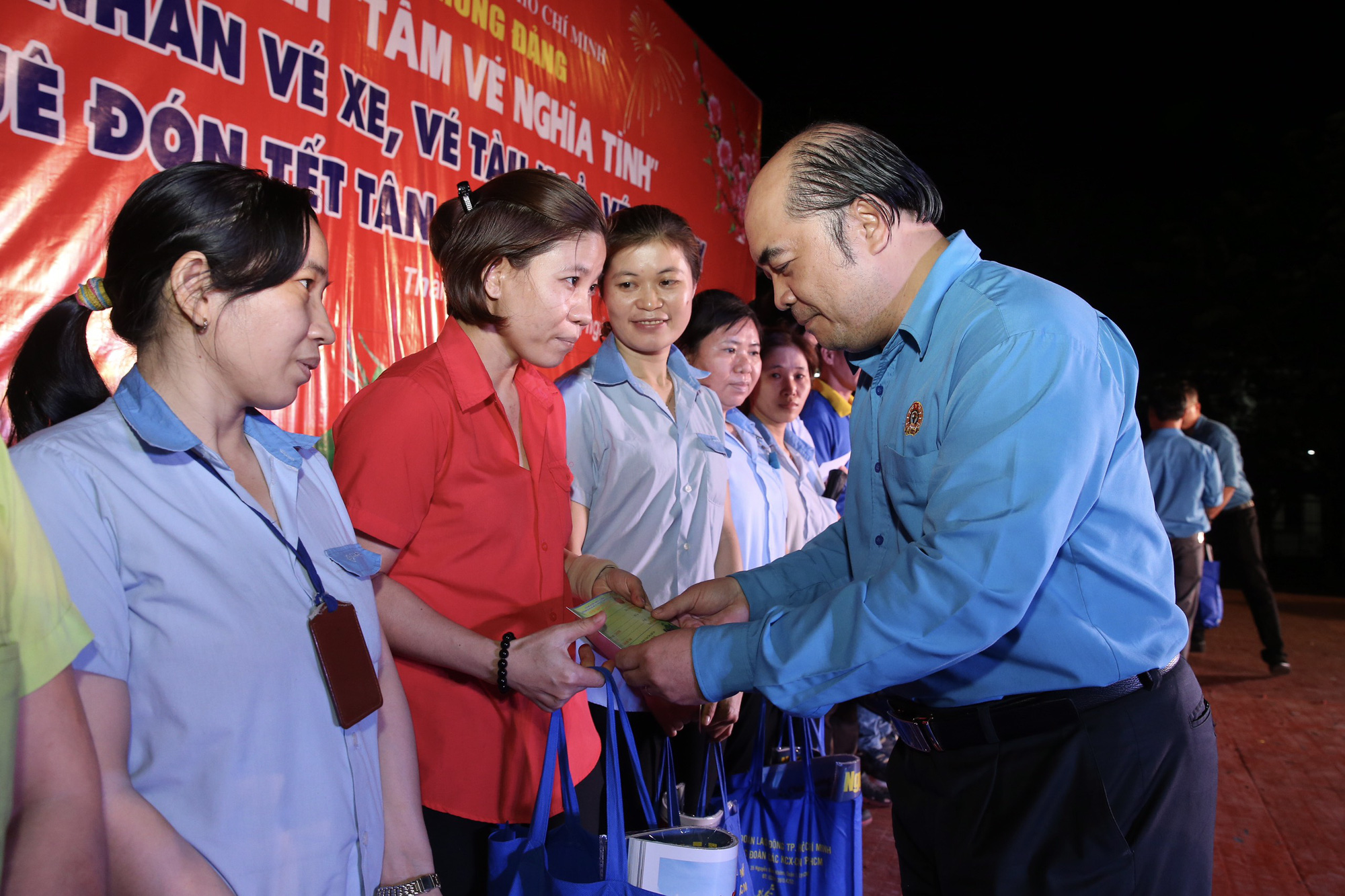 Ấm &aacute;p chương tr&igrave;nh Tấm v&eacute; nghĩa t&igrave;nh hỗ trợ c&ocirc;ng nh&acirc;n về qu&ecirc; đ&oacute;n Tết - Ảnh 10.