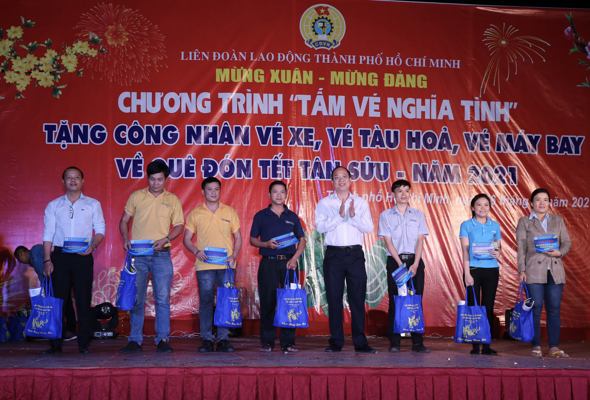 Ấm &aacute;p chương tr&igrave;nh Tấm v&eacute; nghĩa t&igrave;nh hỗ trợ c&ocirc;ng nh&acirc;n về qu&ecirc; đ&oacute;n Tết - Ảnh 4.
