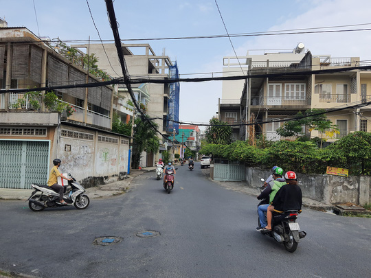 Lộ dần nh&oacute;m đ&agrave;n &ocirc;ng b&agrave;y tr&ograve; với một phụ nữ giữa ban ng&agrave;y ở quận 11 - Ảnh 2.