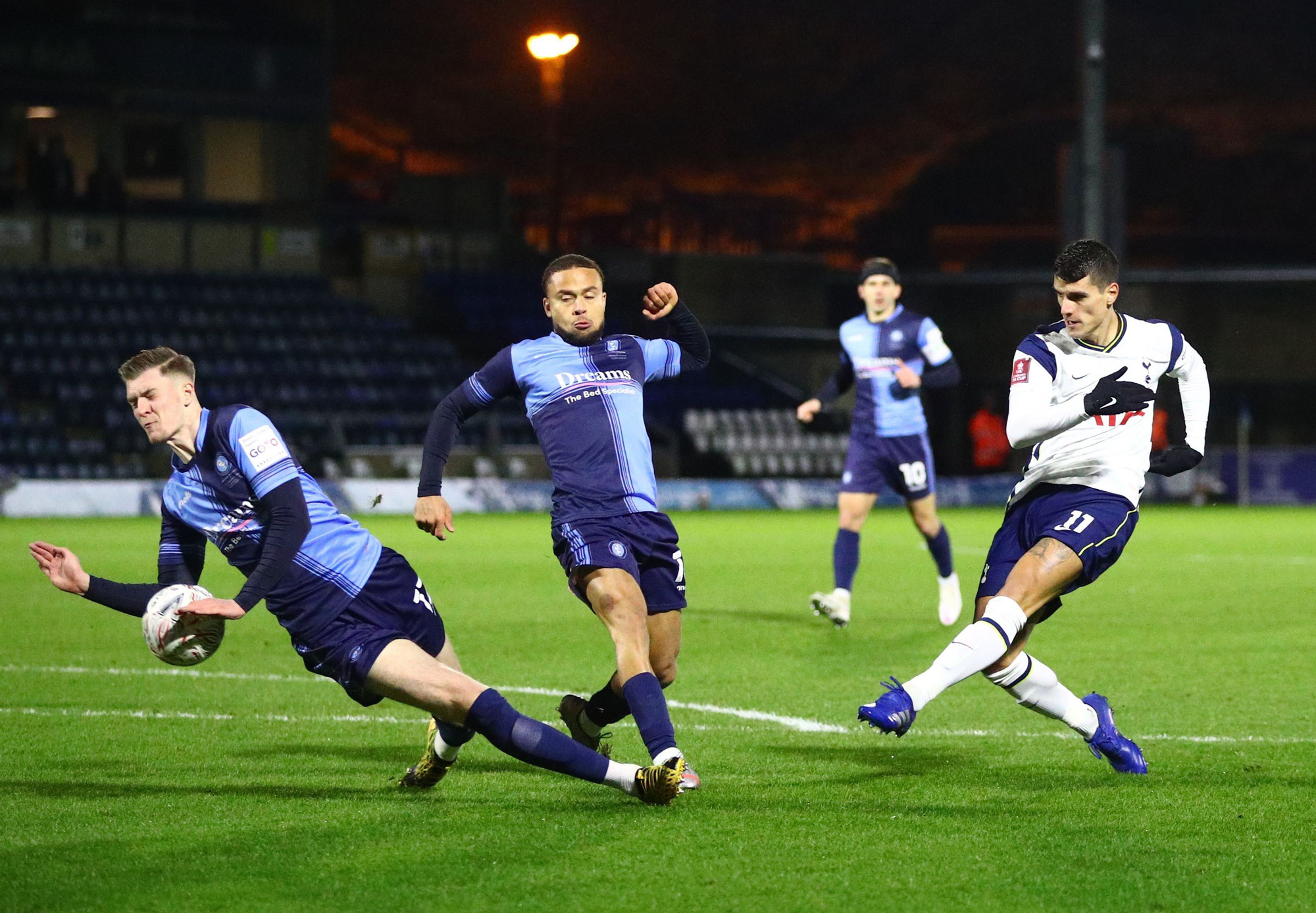 Siêu sao bùng nổ, Tottenham ngược dòng hạ đẹp Wycombe - Ảnh 1.