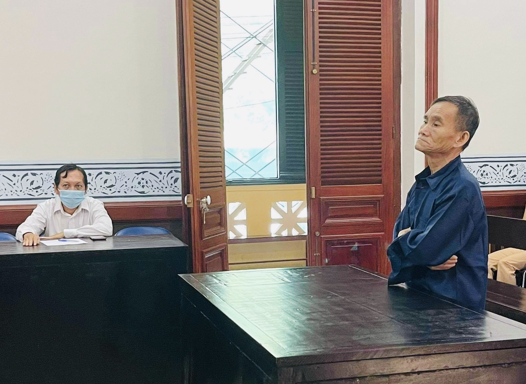 G&atilde; đ&agrave;n &ocirc;ng g&acirc;y &aacute;n mạng tr&ecirc;n xe bu&yacute;t - Ảnh 1.