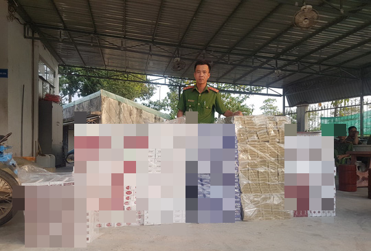Phát hiện công an, 3 kẻ làm chuyện "mờ ám" bỏ của chạy lên núi