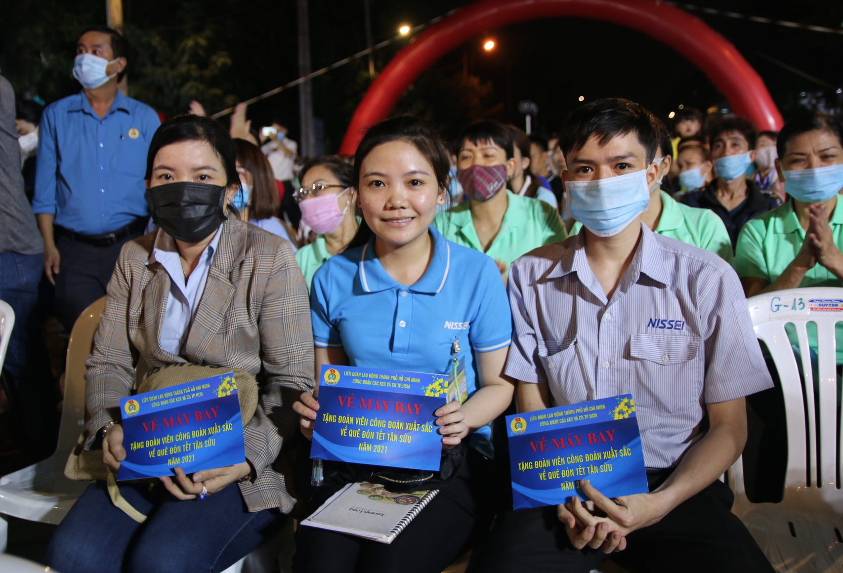 Ấm áp chương trình "Tấm vé nghĩa tình" hỗ trợ công nhân về quê đón Tết