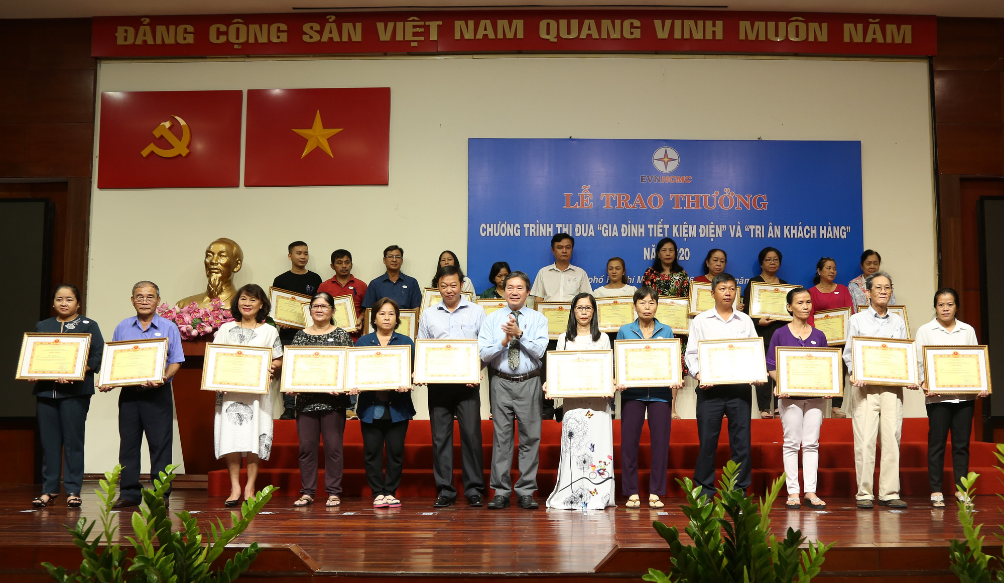 Người d&acirc;n TP HCM tiết kiệm điện bằng c&aacute;ch n&agrave;o? - Ảnh 1.