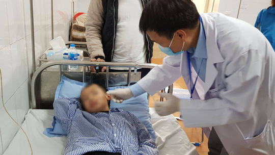 B&eacute; trai bị ch&oacute; b&eacute;c-gi&ecirc; nh&agrave; b&agrave; nu&ocirc;i cắn r&aacute;ch mặt - Ảnh 1.