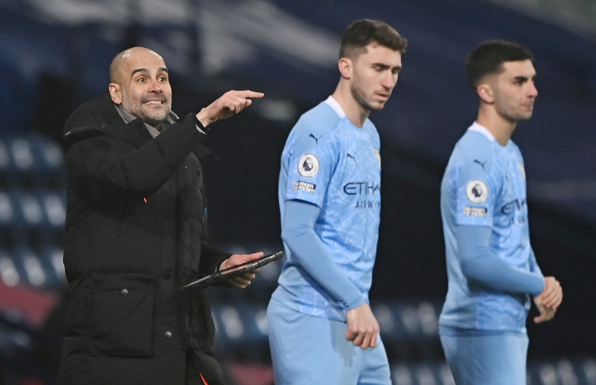 HLV Guardiola nói gì khi Man City chiếm ngôi đầu bảng của Man United?