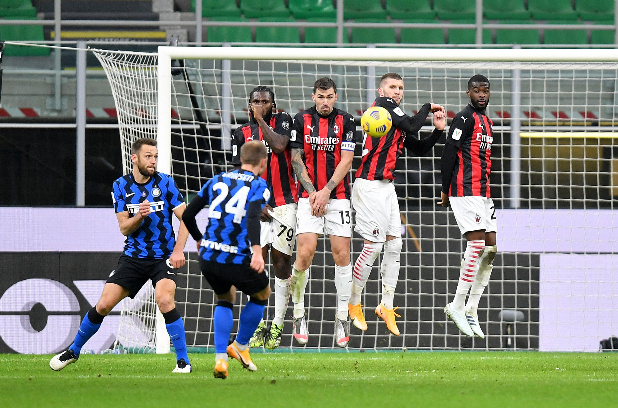 Người h&ugrave;ng Ibrahimovic h&oacute;a tội đồ, AC Milan bị loại ở C&uacute;p quốc gia &Yacute; - Ảnh 6.
