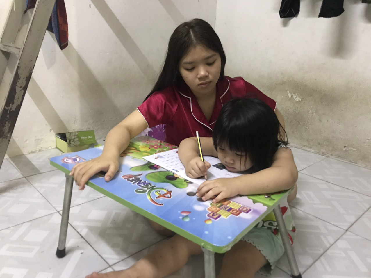 Khó khăn không gục ngã (*): Học tốt để ba mẹ vui