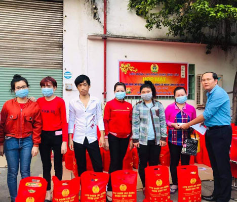 Động viên công nhân khó khăn - Ảnh 1.