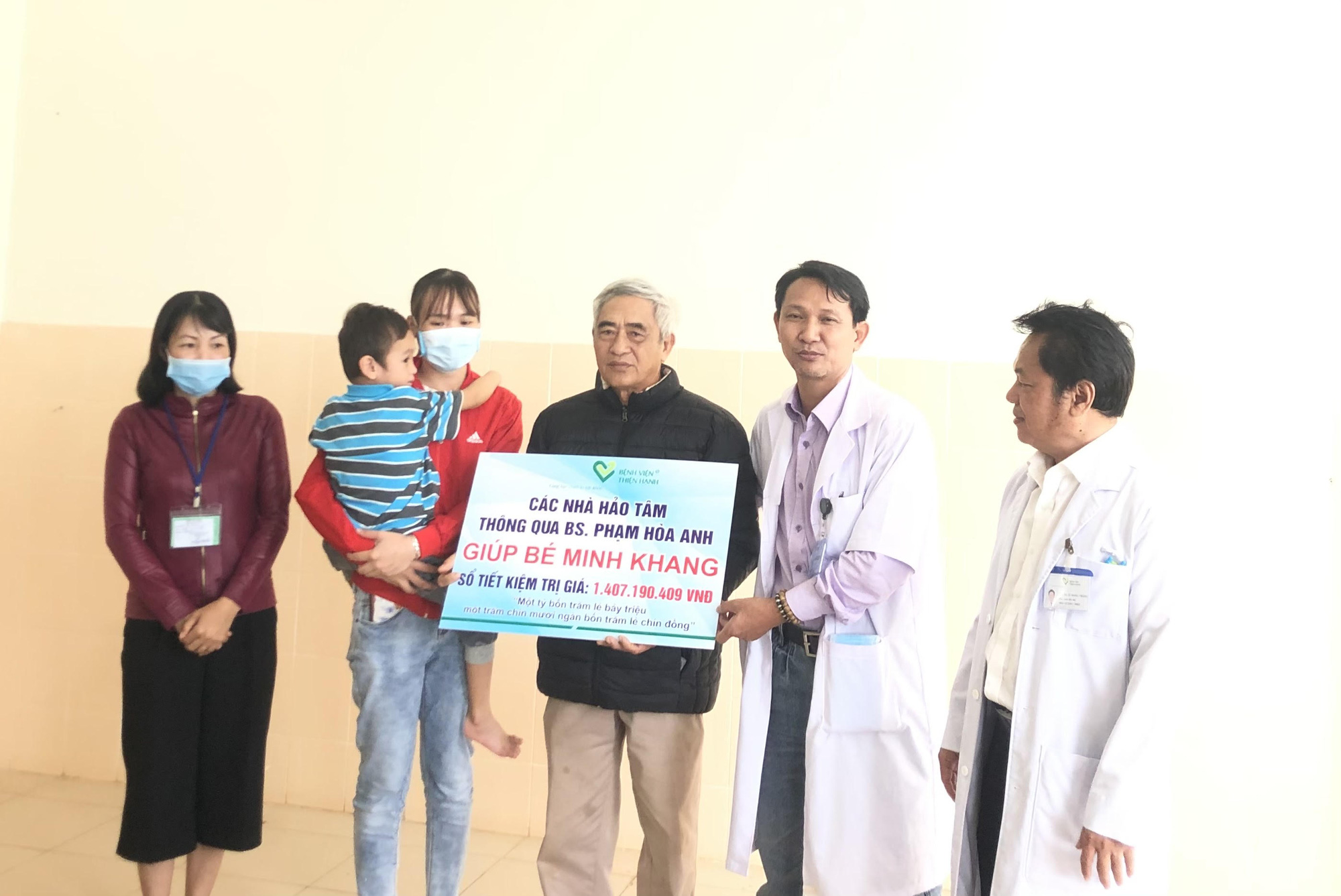 Một bác sĩ kêu gọi hơn 1,4 tỉ đồng giúp cháu bé bị cha chém nát mặt