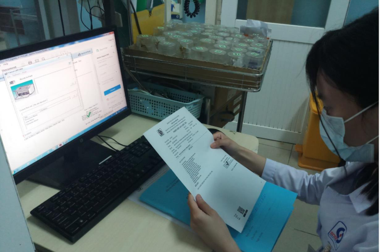 TP HCM: Một người  kh&aacute;m bệnh, được 2 b&aacute;c sĩ tư vấn! - Ảnh 2.