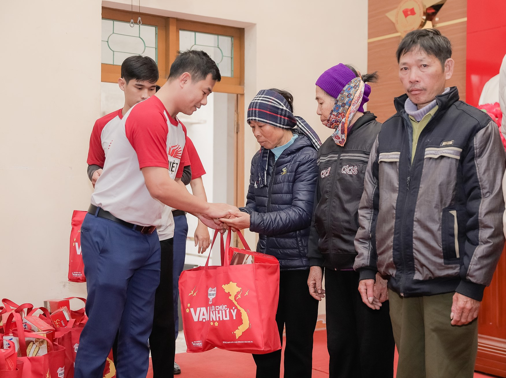 Bia Việt mang Vạn lời chúc như ý đến mọi miền tổ quốc - Ảnh 2.