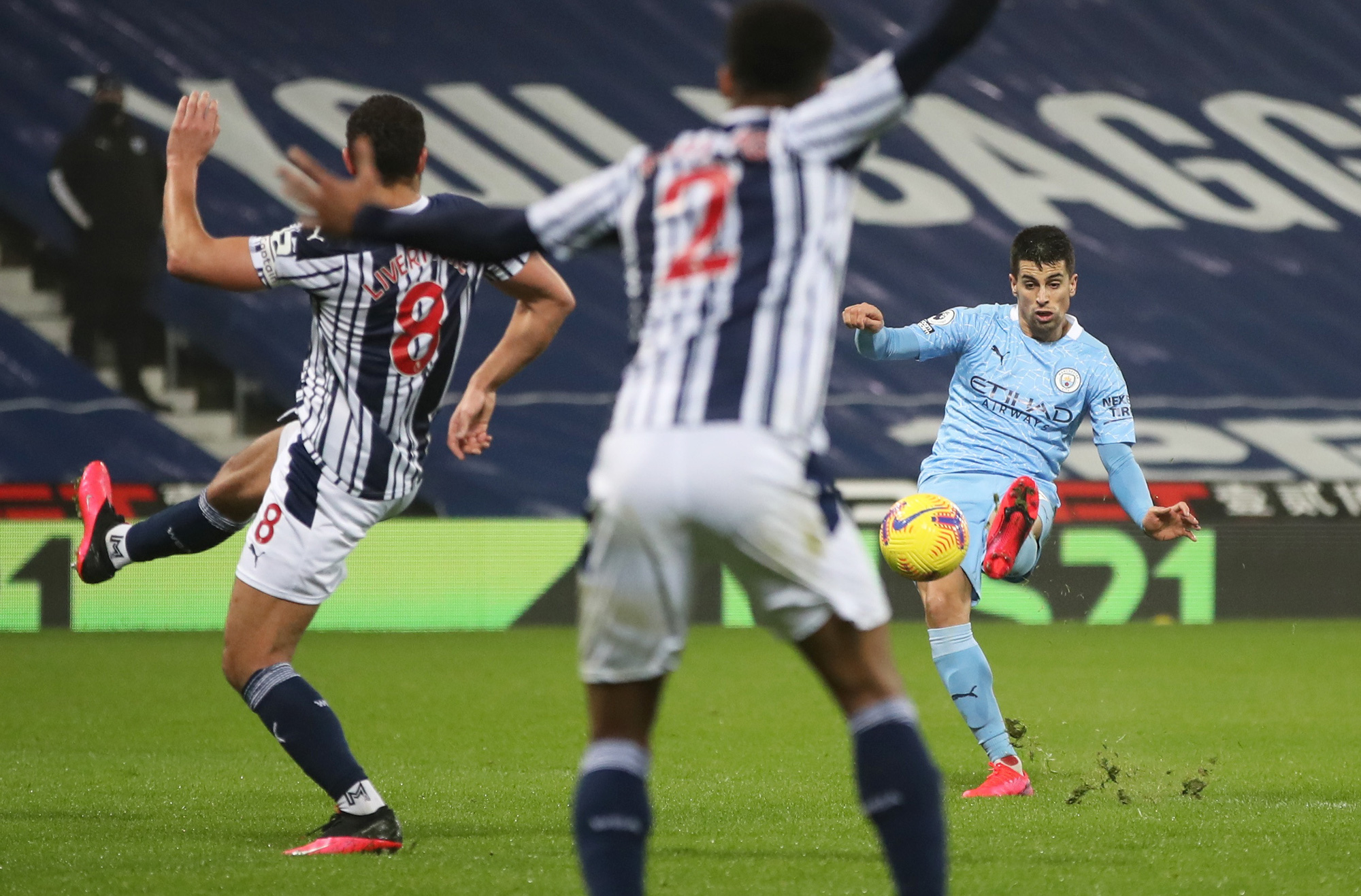 Đại ph&aacute; West Brom, Man City lần đầu l&ecirc;n đỉnh bảng Ngoại hạng - Ảnh 3.