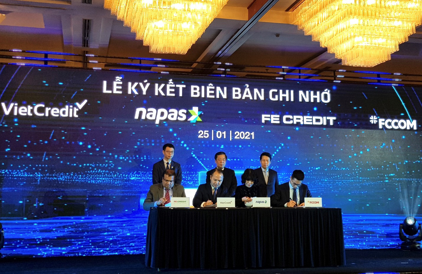 VietCredit cùng NAPAS ký biên bản ghi nhớ hợp tác phát hành thẻ chip tín dụng nội địa - Ảnh 2.