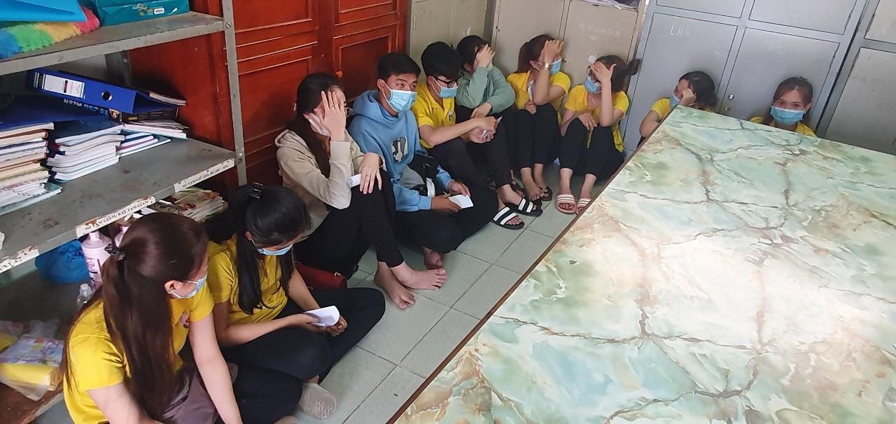 Bắt quả tang 40 đối tượng đ&aacute;nh bạc tại 1 trung t&acirc;m thương mại ở Rạch Gi&aacute; - Ảnh 3.