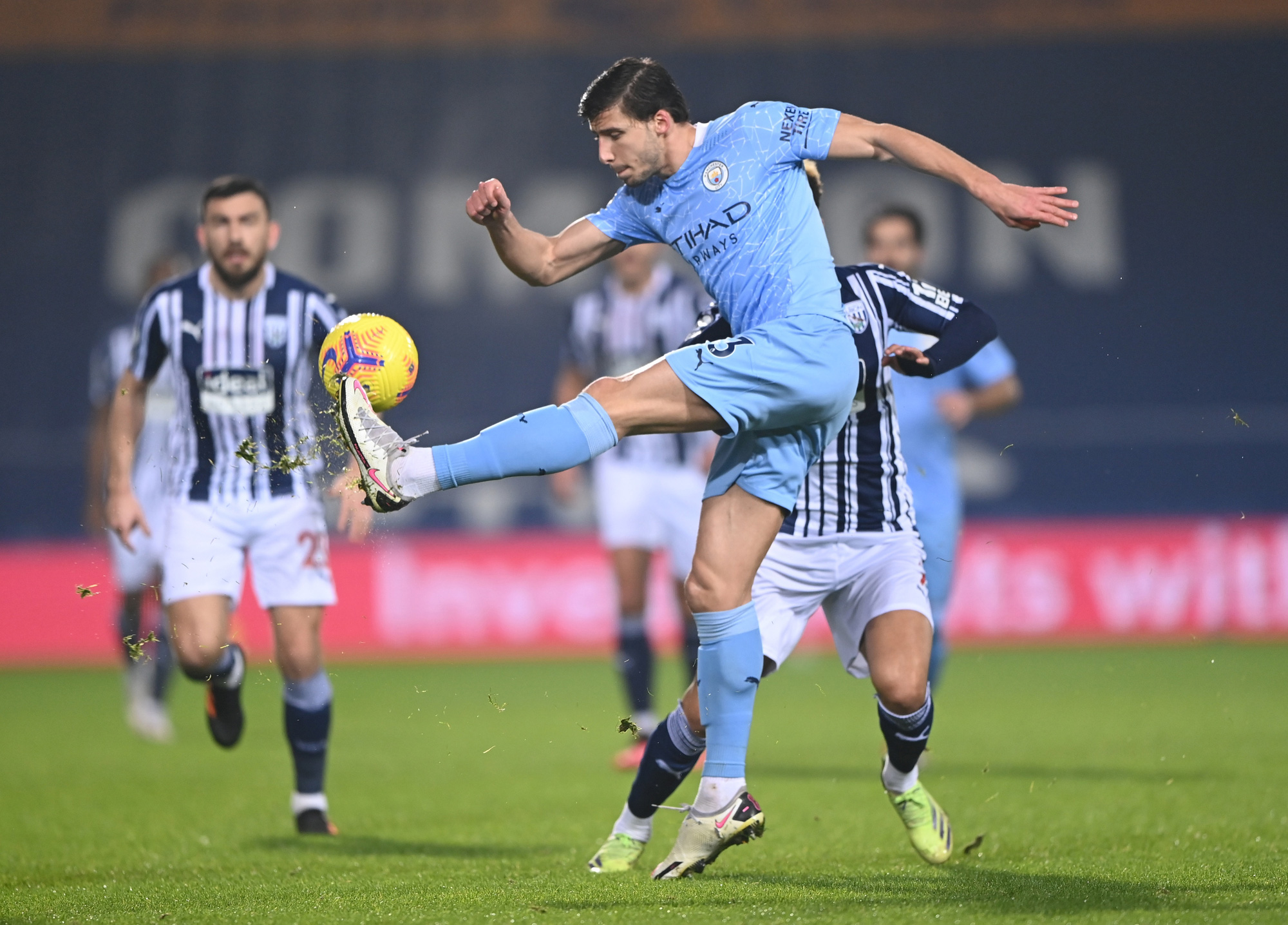 Đại ph&aacute; West Brom, Man City lần đầu l&ecirc;n đỉnh bảng Ngoại hạng - Ảnh 1.