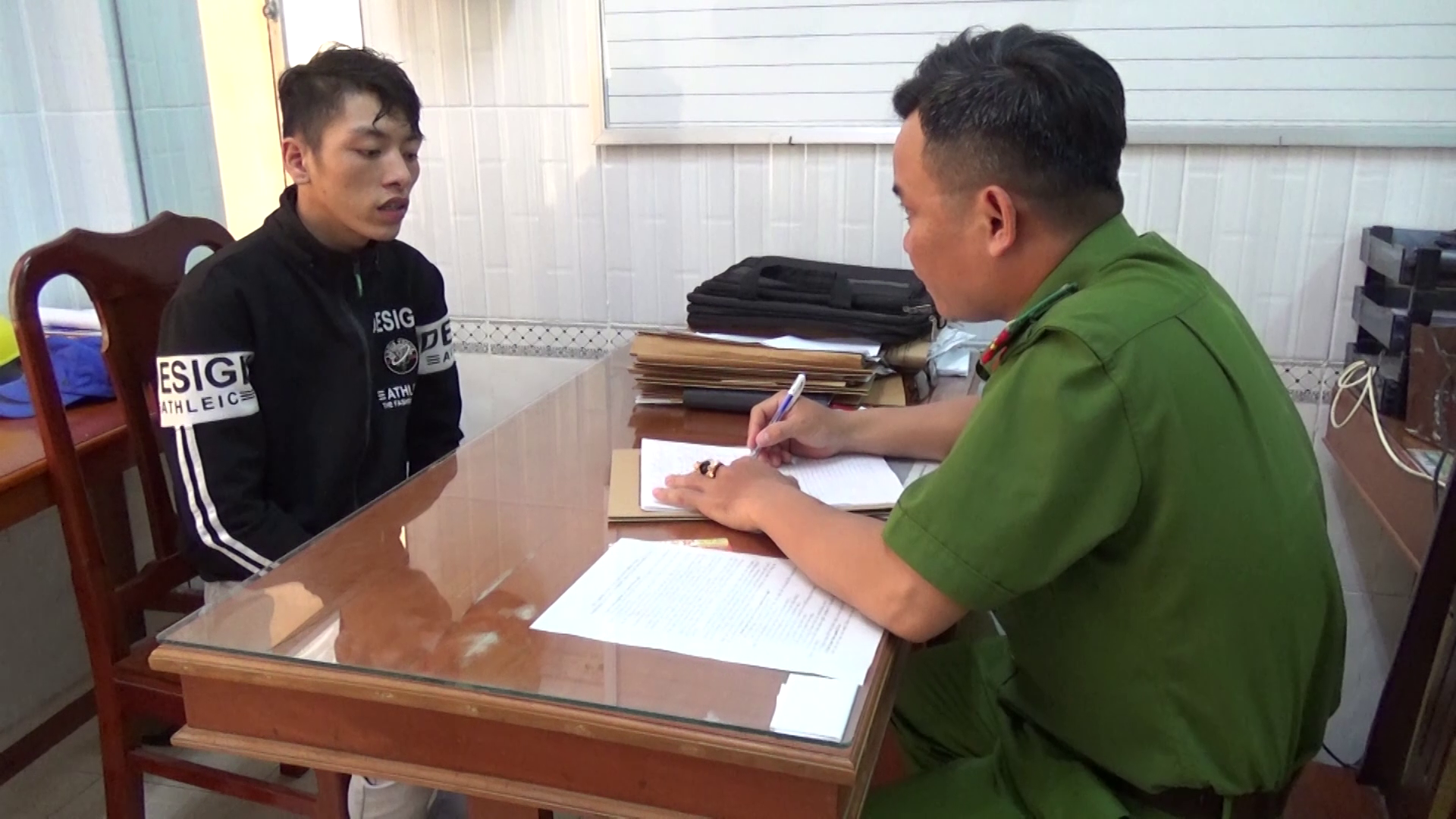 Đang l&ecirc;n ch&ugrave;a &ldquo;giải hạn&rdquo;, 2 t&ecirc;n cướp bị t&oacute;m - Ảnh 5.