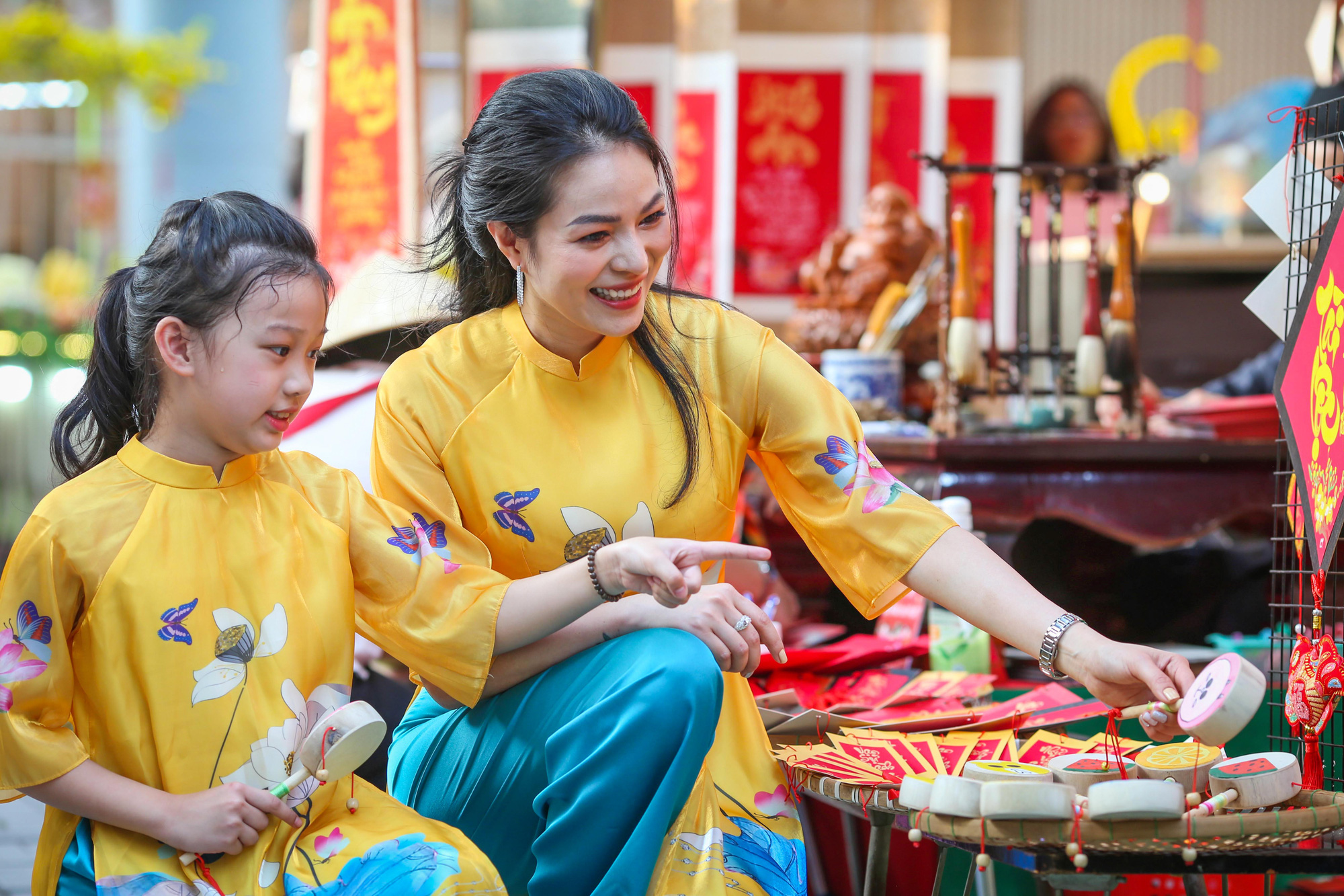 Người dân TP HCM xúng xính áo dài xuống phố du Xuân sớm
