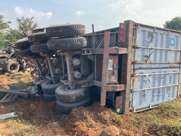 CLIP: Kinh hoàng xe container và xe máy cày va nhau rồi lật nhào - Ảnh 3.