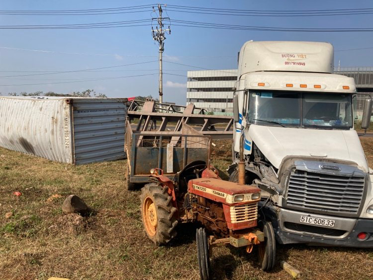 CLIP: Kinh hoàng xe container và xe máy cày va nhau rồi lật nhào - Ảnh 4.
