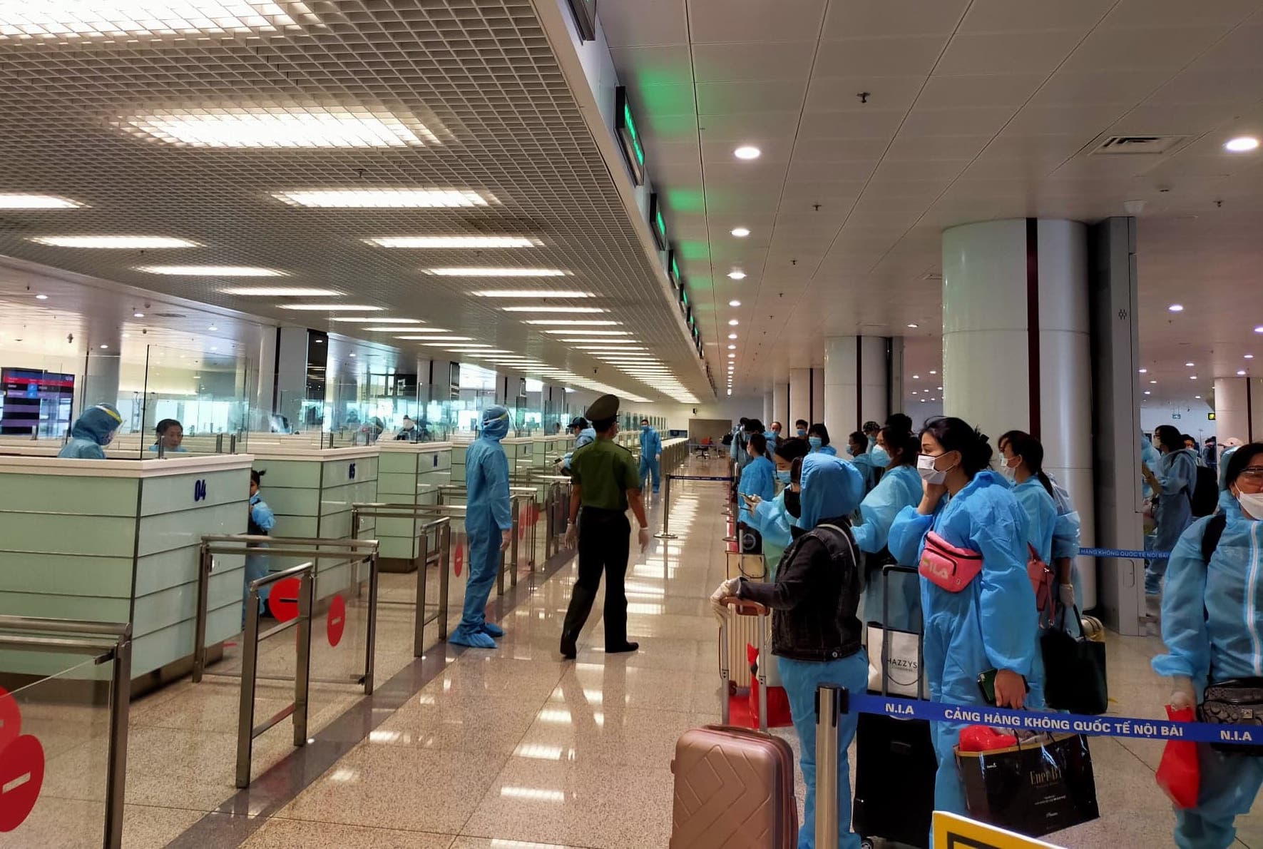 Nam hành khách bay cùng ngày nữ công nhân Hải Dương dương tính với SARS-CoV-2