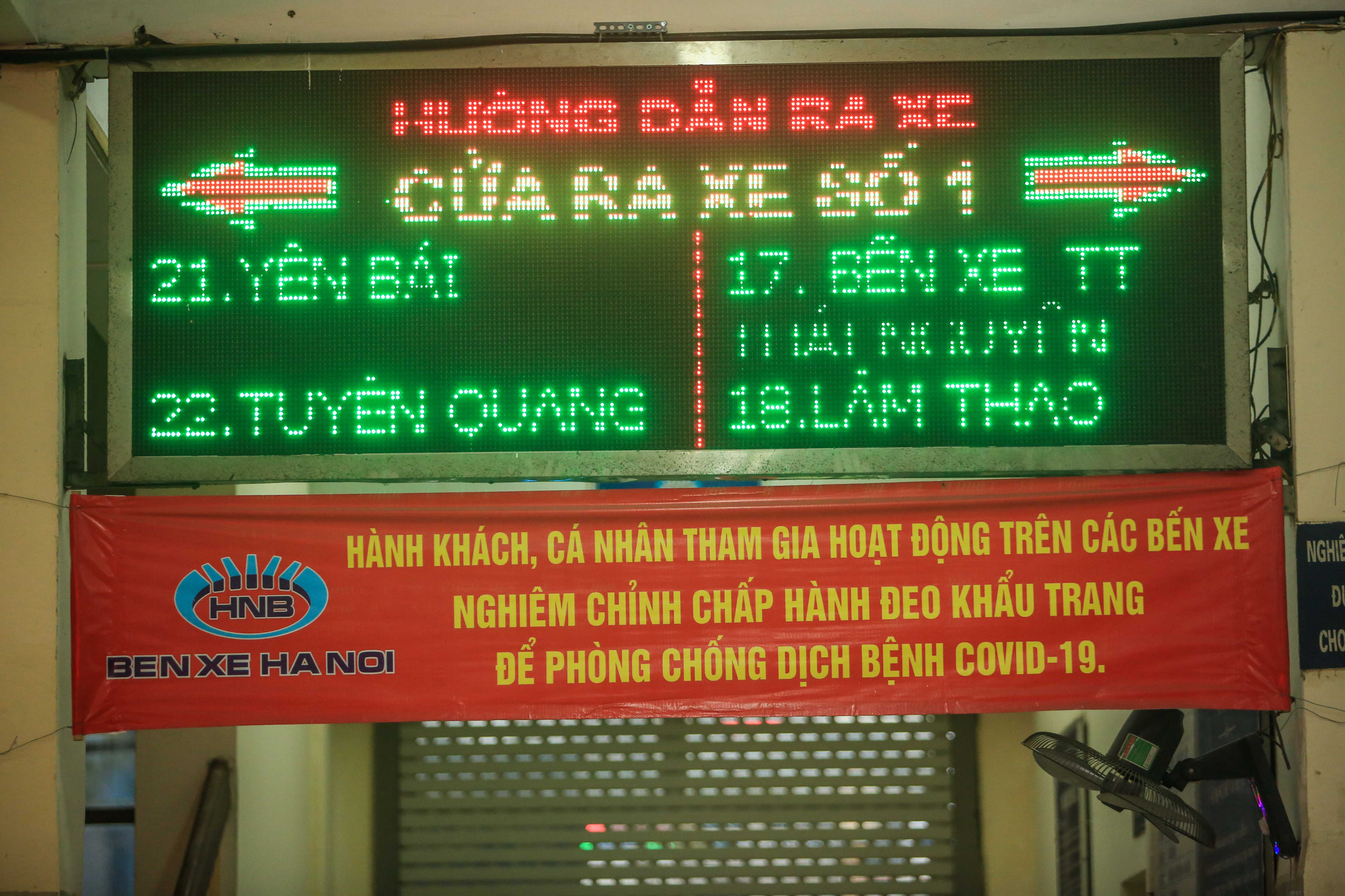 CLIP: Bến xe kh&aacute;ch siết chặt ph&ograve;ng chống dịch Covid-19 - Ảnh 16.